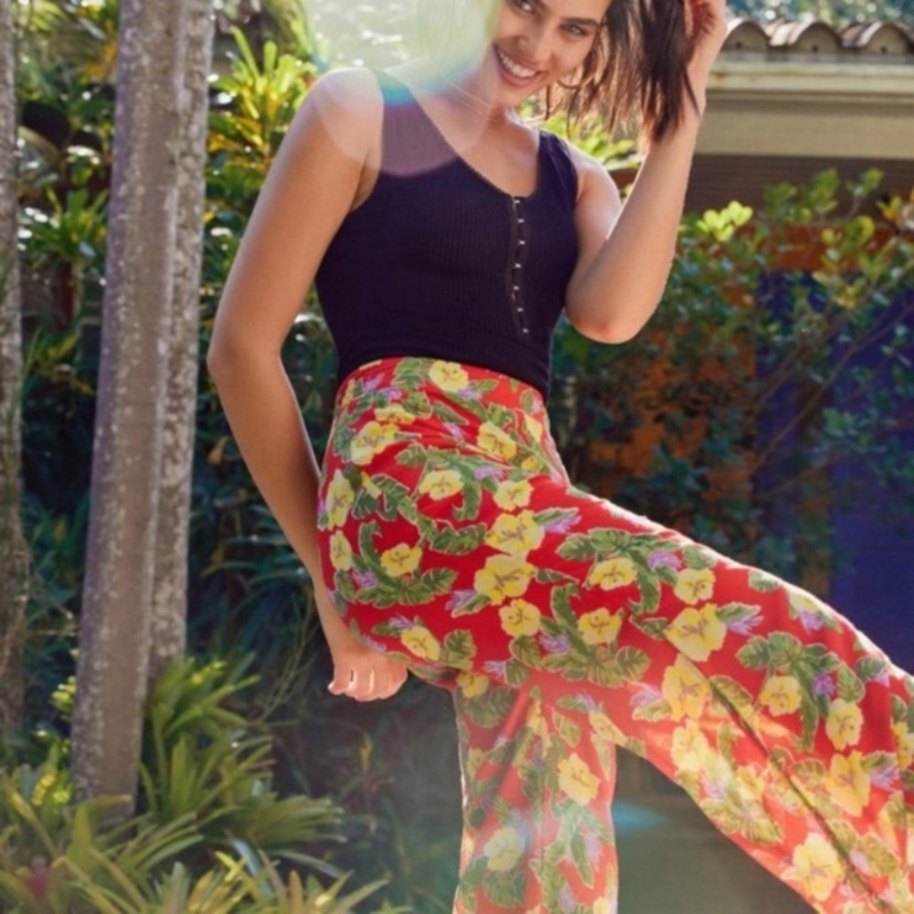 ⭐️ URBAN OUTFITTERS LEILANI FLORAL FLARE WIDE PANTS 0 - Picture 3 of 8